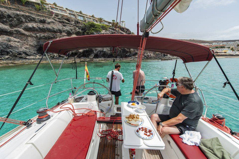 Sailing with Snorkelling and Dolphin Watching